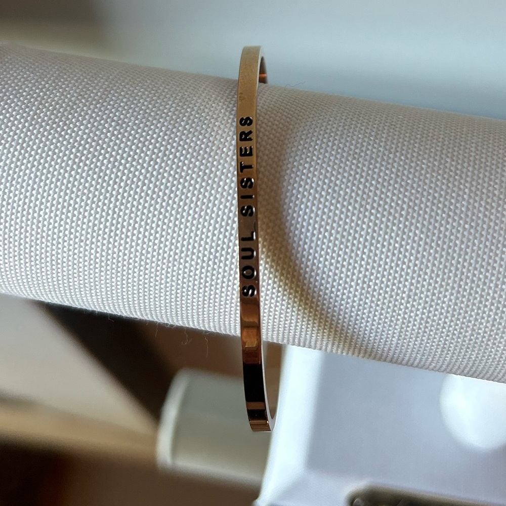 Rose Gold Bangle Bracelet
🌹✨ Adjustable Opening | Perfect for Stacking